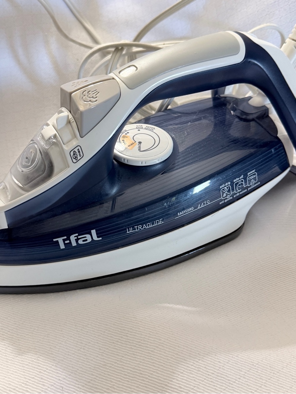 T-fal Ultraglide Easycord 1700W Steam Iron FV4479 - Blue & White. Like New Works